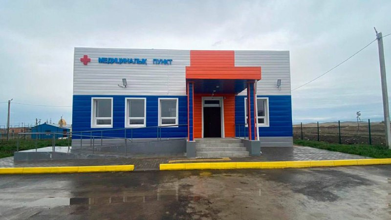 По следам курултая – 2. Что с социальной сферой происходит? 🏛️Продолжаем разбирать с экономической точки зрения выступление президента Токаева на Национальном курултае в Кызылорде. И тема сегодня, может, не связана с экономикой напрямую, но косвенно — очень даже. Речь идет о социальной сфере.Ее затронули в связи с тем, что были выявлены известные нарушения в фонде медицинского страхования (его, кстати, передают в Минфин). Приведем цитату президента:«Вся страна мобилизует усилия и средства для качественного экономического роста и строительства инфраструктурных проектов, развития здравоохранения, в это же время выделяемые на социальную сферу огромные финансовые средства попросту разворовываются. А ведь в 2024–2025 годах на развитие только здравоохранения государство выделило 7,8 трлн тенге. (…) Надо понимать, что расходы государства на образование и здравоохранение направлены прежде всего на улучшение жизни наших граждан, продиктованы стратегией построения Справедливого Казахстана».И мы полностью с этим согласны. Важно понимать базовую вещь: нельзя мечтать о качественном экономическом росте, если у вас проблемы в “социалке”. Государству и бизнесу нужны квалифицированные специалисты, и жить они должны в комфорте, обладая доступом к качественной медицине.Если нет нормальной системы образования и медицины — не будет и прорывов в промышленности, сельском хозяйстве и других отраслях. 📉Давайте посмотрим, что происходит с этим делом в Казахстане.С начала 2025 года в стране открыли более 300 новых дошкольных организаций на 26+ тыс. мест, а за 2024–2025 годы — 359 школ на более чем полмиллиона мест.Параллельно идет реновация почти 250 школ, что улучшит условия для 95 тыс. учеников.В 2025 году охват дополнительным образованием превысил 87%, а бесплатные кружки и секции посещают более 60% школьников. 🎒📚Из этих данных видно: система образования развивается хорошими темпами.И это без учета высшего образования, где открываются филиалы иностранных вузов (Cardiff, Coventry), а отечественные университеты поднимаются в мировых рейтингах. База для подготовки квалифицированных специалистов есть — и она укрепляется. 🎓А что со сферой здоровья?В 2025 году активно развивалась медицинская инфраструктура в рамках нацпроекта «Модернизация сельского здравоохранения» — с акцентом на регионы.За прошлый год построили почти 300 медицинских объектов, включая около 200 объектов первичной медико-санитарной помощи:медпункты, ФАПы, амбулатории.Также появились шесть поликлиник в Алматинской и Жамбылской областях, ВКО, СКО и Астане.Открыты:• научный центр инфекционных болезней в Алматы• больничный комплекс и поликлиника в Риддере• центральная районная больница в Мангистау• новые станции скорой помощи в Актау, Петропавловске и Алматы 🚑Инфраструктура развивается не только в столицах, но и в регионах. Реализуется политика равного доступа к медицине для всех граждан — независимо от места проживания.Постоянное развитие образования и здравоохранения, в которое вливаются большие объемы денег, работает на повышение качества человеческого капитала.А значит — и на долгосрочный качественный экономический рост. 📈В развитой «социалке», читатель, наше будущее.И хорошо, что мы уже сейчас об этом думаем и этим занимаемся. 💬