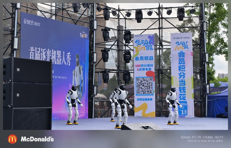 第一次看见智元机器人，b站稚晖君公司的产品，听说这一台差不多快10万块！！！😲一台也有将近70斤重