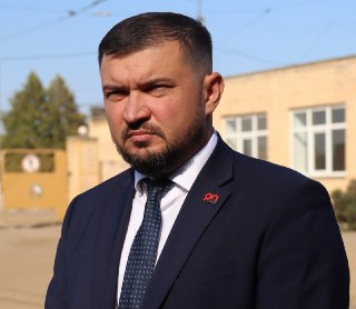 Суд в Москве арестовал директора департамента Минтранса Александра Васильченко по обвинению в получении взятки.  По версии следствия, в 2021-2022 годах, когда Васильченко работал в Курской области, он получил взятку «в особо крупном размере». Сумму взятки 