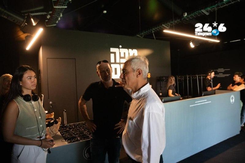 🇮🇱 השגריר רם עמנואל, הגיע היום יחד עם שורדת השבי נועה ארגמני לביקור מיוחד במיצג הרב-חושי “מפה נקום” של זי…
