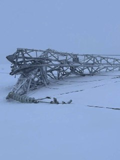 ⚡️ Блэкаут в Мурманске: в городе раздают кипяток, работают полевые кухни, область ждет новые опоры ЛЭП из соседних регионов для замены упавшихВ Мурманской области на электросетях вечером 23 января из-за аварии и морозной погоды упали пять опор ЛЭП. В Мурма