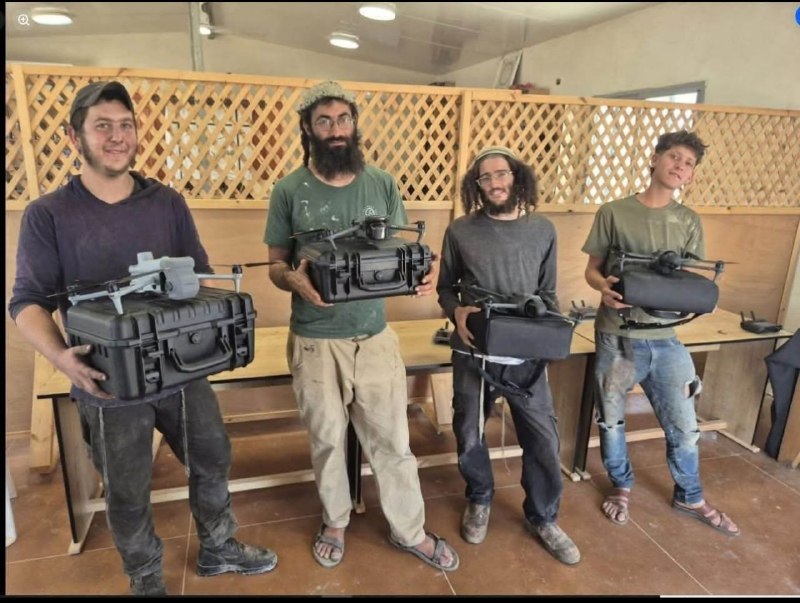 תמונות של מועצת ההתנחלויות בגדה המערבית מחלקת רחפני ניטור וסיור למתנחלים כדי לתמוך בנוכחותם ובפריסתם בגדה ה…