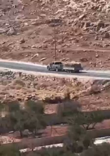 מתנחלים גונבים מספוא במהלך הסתערותם על אזור חלאייל בעיירה אל-מוג'יר, צפונית לרמאללה.