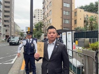 11月11日，因中国驻大阪总领事馆在推特扬言要斩首日首相高市早苗，日本议员后藤武到中国大使馆前抗议。查看原文