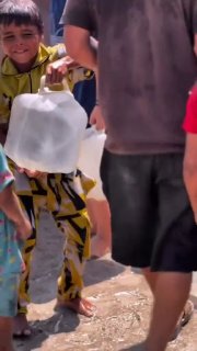 أطفال غزة يقطعون مسافات طويلة تحت الحرّ بحثاً عن المياه