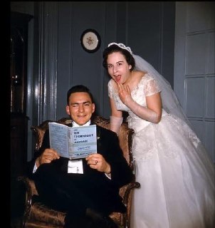Cheeky newlyweds, 1954 @pfff_history **Comment in ->** https://noshitblog.com/...