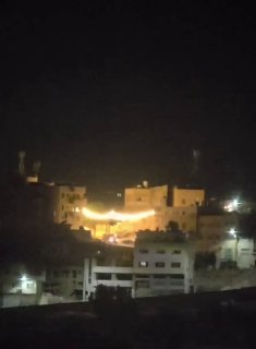 חלק מכוחות הכיבוש מסתערים על העיירה טמון, דרומית לטובאס
