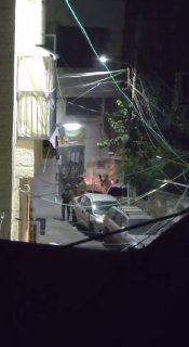 חלק מכוחות הכיבוש מסתערים על מחנה קלנדיה, מצפון לירושלים הכבושה.