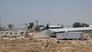 מתנחלים מתפרעים ותוקפים כלי רכב פלסטינים בח'רבת אום אל-ח'יר במסאפר יטא, דרומית לחברון
