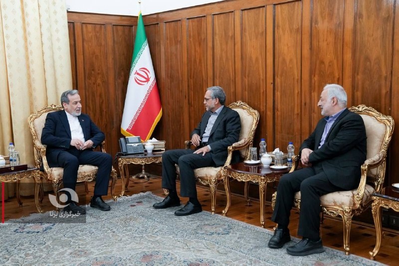 خبرگزاری برنا: دیدار دو تن از نمایندگان مجلس شورای اسلامی با وزیر امور خارجه🔸عباس گلرو، نماینده سمنان و عضو کمیسیون امنیت ملی و سیاست خ