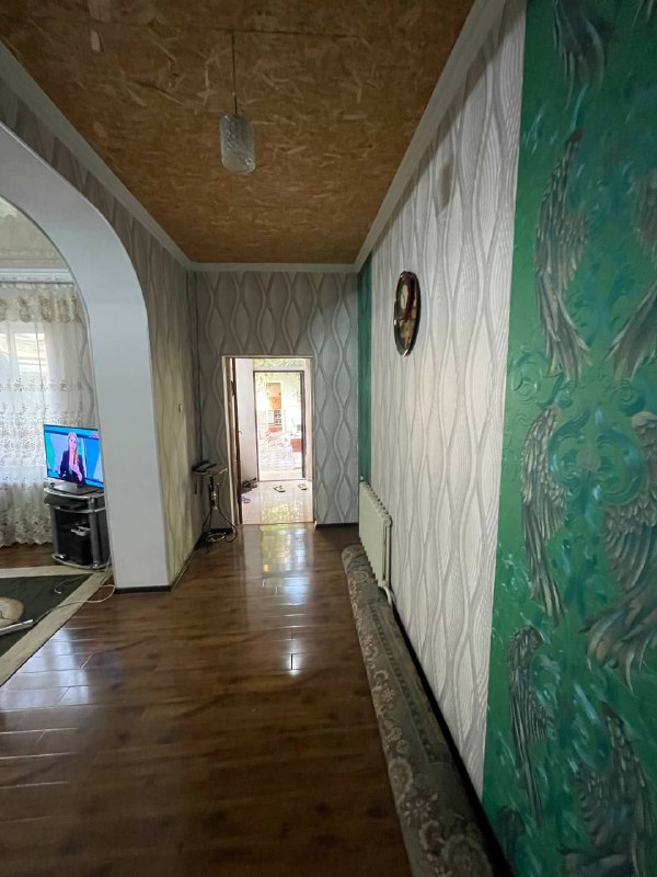 #Яккасарайский_район #Дом Сдается просторный дом в центре города.Ориентир: гост. Россия. На 2 этаже три спальни, душевая и туалет. На первом фойе, зал, переходящий в кухню . Два туалета и ванна. Цена