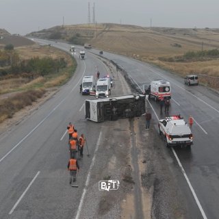 רכב השירות שהוביל עובדים בקירקלה התהפך על הכביש שהיה חלקלק בגלל הגשם. —. 15 בני אדם נפצעו, אחד קשה.
