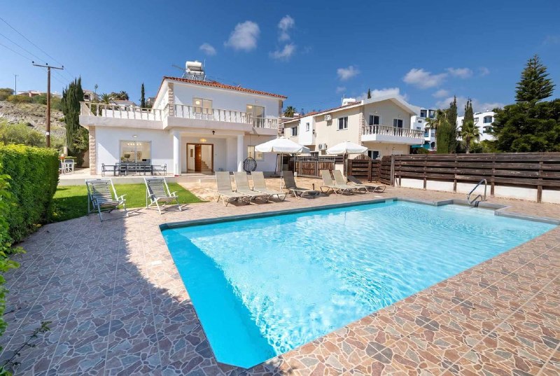 5-bedroom villa with sea view in Chloraka, Paphos photo 6