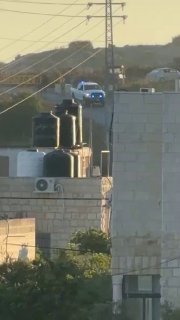 כוחות הכיבוש סוגרים את הכניסה לכפר דיר ג'ריר, מזרחית לרמאללה.