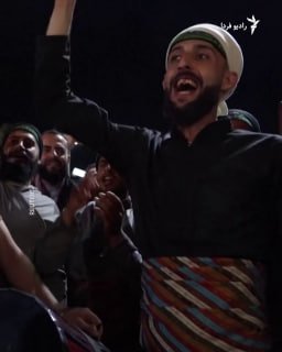 אנשים בעיר אידליב שבסוריה יצאו לרחובות ביום שלישי, 20 באוגוסט, בעקבות גזר דין המוות על בשאר אל-אסד ומספר פק…