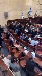 החלה ההצבעה על חוק הפטור ממעצר לעריקים חרדים, האופוזיציה קיבלה את רה"מ נתניהו שהגיע לכנסת בצעקות "בושה"