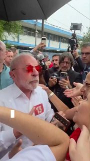 בניסיון להיראות "מודרני" ו"מגניב", לולה מרכיבה משקפיים אדומים בצורת כוכב בזמן שהיא מצלמת תמונות עם תומכים ל…