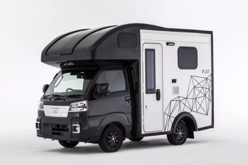 Daihatsu Hijet превратили в мини-дом на колесах

Я...