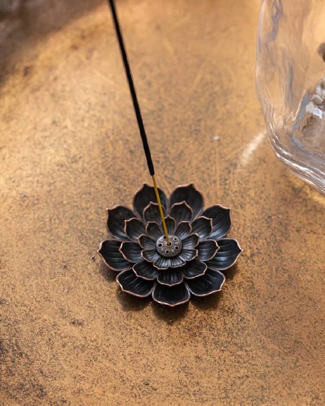 Держатель для аромапалочек Lotus не только станет вашим спутником в медитациях, но еще и сгодится как декор вашего комода или стеллажа. Такие мален... - изображение 1 - держатель, аромапалочек, lotus