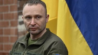 Александра Сырского сняли с должности главкома ВСУ, его сменит генерал-майор Михаил Драпатый, — приказ подписал Зеленский. На той неделе также уволенный Зеленским министр обороны Федоров публично обвинил Сырского в саботаже и потребовал его отставки. Экс-ч