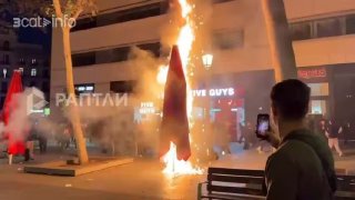 ספרד מצטרפת לפוגרומים אירופיים כשמפגינים ברצלונה בונים ברריקדות, חנויות גלימות ומדליקים וידאו: Raptley @rus…