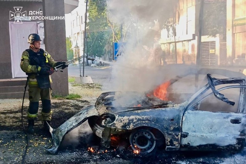 Зранку росіяни атакували легковий автомобіль у Херсоні: постраждали двоє людей