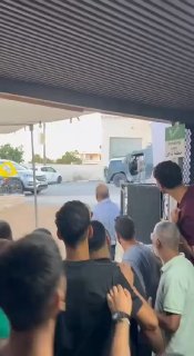בתוך הלעג של גברים צעירים...