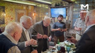 Добро пожаловать на встречу самых педантичных однокурсников России — они не пропускают ни одной юбилейной встречи выпускников уже 66 лет. Теперь дедушки замахнулись на рекорд Гиннесса.Самому младшему в компании — 89 лет, старшему — 91. На 14-ю встречу выпу