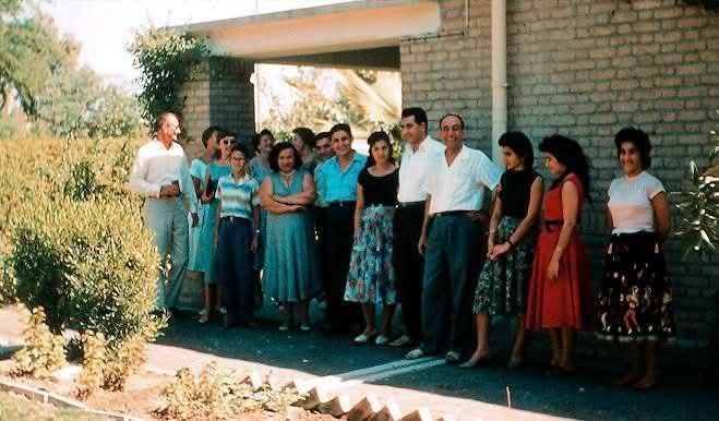 خنده بازار 💯: آبادان محله زیبای بریم سال ۱۳۳۹از عکسهای به یاد ماندنی آقای پل شرودر Paul Schroeder خود ایشون هم در عکس هستند، دست چپ، پ