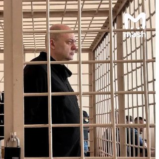 Экс-губернатор Курской области Алексей Смирнов устроился портным в колонии — он шьёт форму для армии и получает около 5 тысяч рублей в месяц. Такими темпами, чтобы выплатить штраф в 400 млн рублей, ему понадобится 3000 лет.По данным Mash, после апелляций С