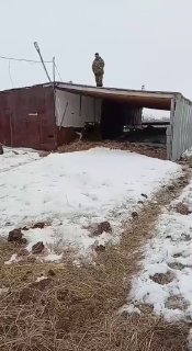 Сибирский фермер угрожает поджечь себя, если его скот усыпятФермер Петр Полежаев из села Чернокурье в Новосибирской области облился бензином и пригрозил устроить самосожжение, если его скот усыпят. Об этом сообщила жительница села Козихи Дарья Мироненко.Вч