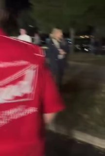גבר נדקר בגבו במהלך קטטה מחוץ לעצרת טראמפ בצ'יליקוט, אוהיו, ב-28 באוקטובר. בסרטון מהמקום נראה אותו עומד כשה…