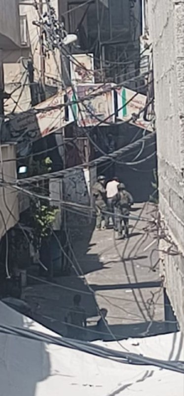 דחוף: כוחות הכיבוש עוצרים את האזרח אבו חאתם אבו ריזק במהלך ההסתערות על שכונת אל-ג'מאסין במחנה בלאטה, מזרחית…