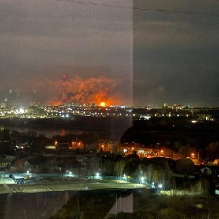 БПЛА атаковали промзону в Омске, сообщил губернатор Виталий Хоценко.«На текущий момент БПЛА противника достигли северного промышленного узла. На месте работают экстренные службы», — рассказал написал чиновник в телеге.