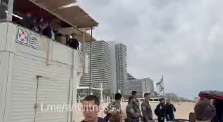 ‼ בן גור הופיע הפעם בחוף עם רמקול ואמר שהערבים משתלטים על הקלפיות; אתה משתזף; קום ולך להצביע!