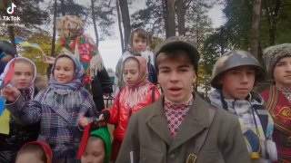 בפרק היום של "אין נאצים באוקראינה" אנו מציגים את האינדוקטרינציה של ילדים בלבוב שרים את הלהיט הישן של אוקראי…