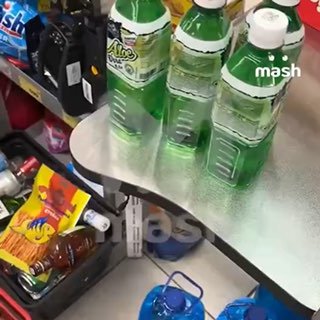 Партию напитка "Алоэ вера" с неизвестной химией — предположительно, внутри ацетон — обнаружили в магазине "Магнит" в Новой Москве. До этого, по словам покупателей, ребёнок отпил из такой бутылки и обжёг гортань. Сладкую воду сняли с продажи.В "Магните" отк