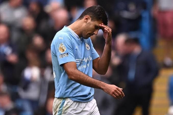 RealMadridFarsi: توماس رونسرو: رودری بازیکن فوقالعادهایه، اما فرصت زندگیش رو از دست داد. هر بازیکن بزرگی باید حداقل یک بار در دوران حرف