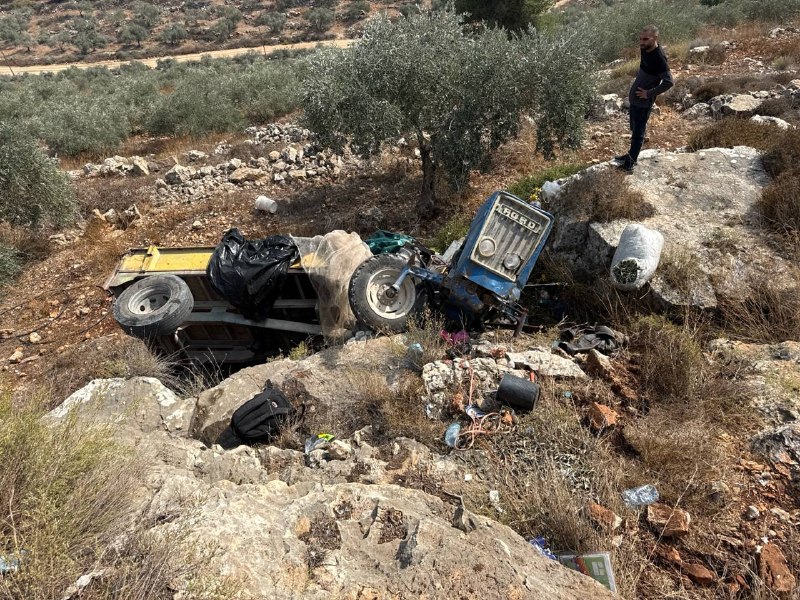 מתנחלים הורסים טרקטור חקלאי בעיירה אימאטין, מזרחית לקלקיליה, ואז בורחים מהמקום.