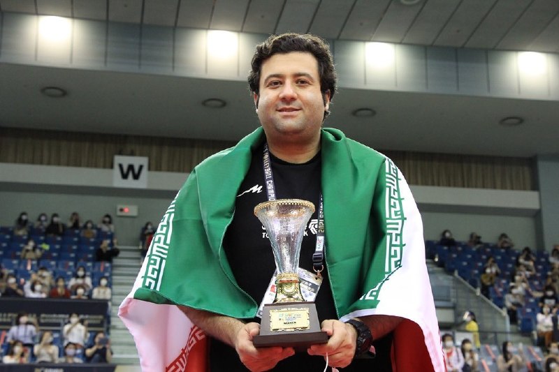 Bistodo IR | بیست و دو ⚽️: 🏐🇮🇷🏴 علیرضا طلوعکیان دستیار سابق بهروز عطایی در تیم ملی والیبال، به صورت همزمان سرمربی تیم زنان و مردان والیبال ج