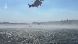 הונגריה מטביעה שתי דוברות באורך 80 מטר בדנובה ליד המפעל הגרעיני פאקס כדי להעלות זמנית את מפלס המים ולהשאיר…