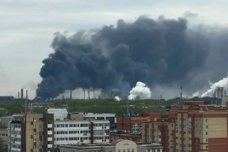 В Череповце произошёл пожар на территории металлургического завода «Северсталь». Как сообщил мэр города Андрей Накрошаев, на предприятии загорелись бочки с бензолом и маслом — пожар потушили на площади 300 квадратных метров, обошлось без пострадавших. «Это
