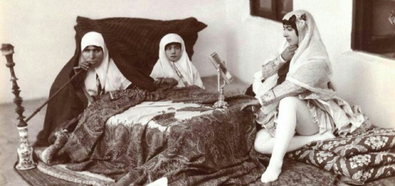ردپای تاریخ: عکاسی آنتوان سوریوگین از زنحرمسرا با ساپورت باله و لباس سنتیناصرالدین شاه در سفرهای خودبه فرنگ، دلباخته هنرهای غربی همچو