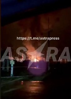 В поселке Саук-Дере Краснодарского края обломками дрона убило мужчину, который находился на балконе многоквартирного дома, части сбитых дронов упали на территории одного из предприятий, сообщил губернатор.По данным ASTRA, в Краснодарском крае атакована лин