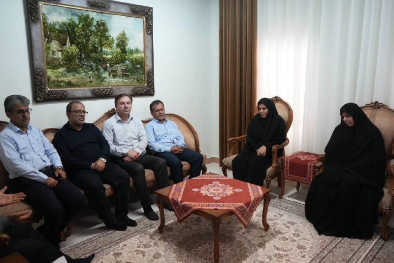وزارت كشور: دیدار استاندار بوشهر با خانواده شهیدان درودگاهی در جزیره خارگدکتر ارسلان زارع در این دیدار با گرامیداشت یاد و خاطره شهید