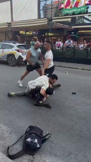 כאוס מתפרץ כאשר המשטרה הספרדית מנסה לפשוט על מהגרים בלתי חוקיים במיורקה העוסקים בסחר בלתי חוקי ברחוב, תוך פ…