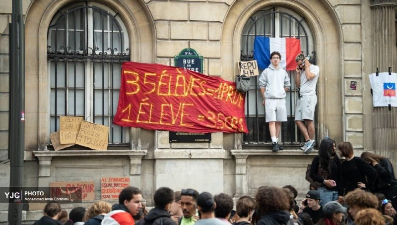📸 Various signs at interceptions in Paris