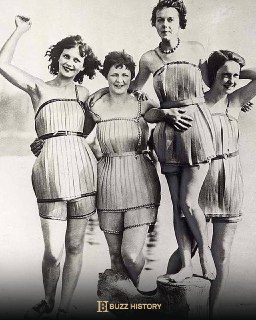 Ladies wearing swimsuits made of wood, designed to hold up better in the water, 1929Have you ever heard of it?👍🏻/😢📚 Buzz History
