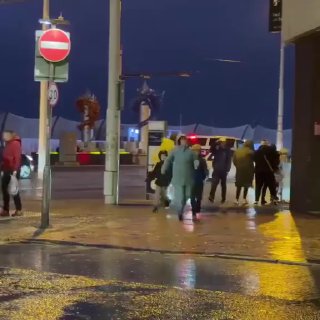 הסופה החזקה בואל פגעה בבריטניה, ושיבשה את החיים הרגילים עקב רוחות חזקות עוכבו יותר מ-1.5 אלף טיסות, עשרות א…