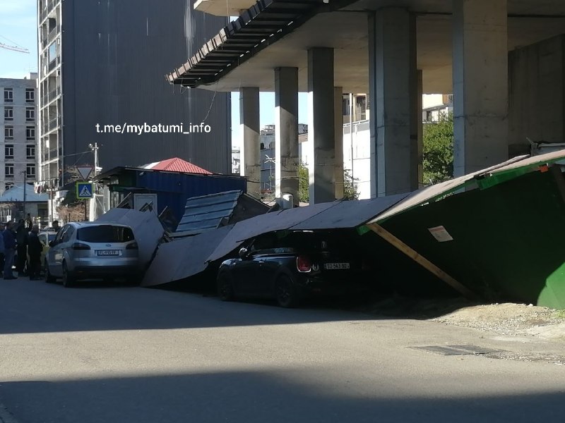 🚧 Строительный забор упал на автомобили в Батуми — фото 1